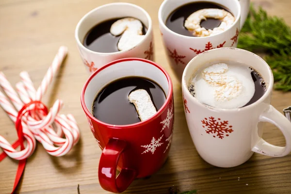 Чашки с горячим шоколадом с белым зефиром — стоковое фото