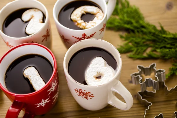 Copos com chocolate quente com marshmallows brancos — Fotografia de Stock