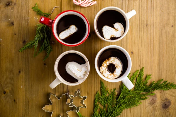 Koppar med varm choklad med vita marshmallows — Stockfoto