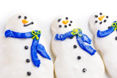 Beyaz şeker kurabiye kardan adam şeklinde buzlu