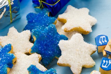 Hanuka beyaz ve mavi el buzlu şeker kurabiye yıldız