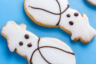 Beyaz şeker kurabiye kardan adam şeklinde buzlu