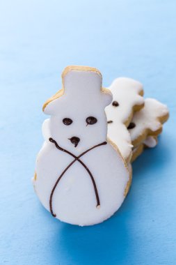 Beyaz şeker kurabiye kardan adam şeklinde buzlu