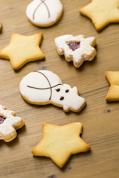 Цукрове печиво у формі сніговика, зірок та ялинки — стокове фото