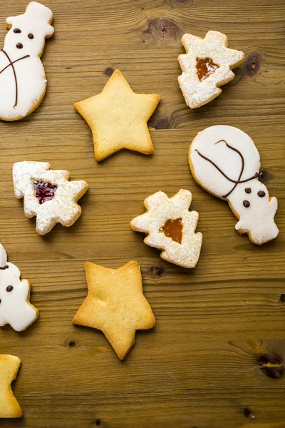 Suiker cookies in vorm van sneeuwpop, sterren en kerstboom — Stockfoto