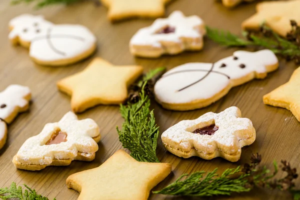 Сахарное печенье в форме снеговика, звезд и рождественской елки — стоковое фото
