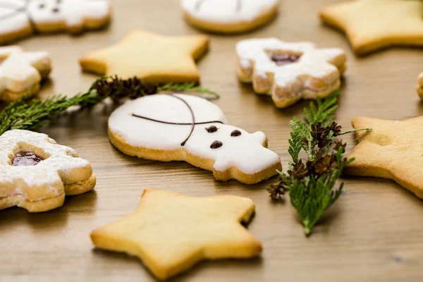 Biscotti di zucchero a forma di pupazzo di neve, stelle e albero di Natale — Foto Stock