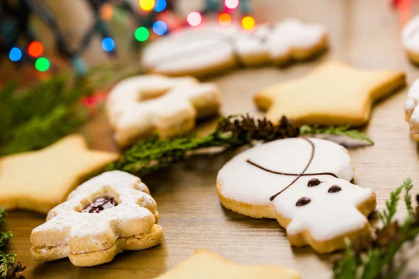 बर्फमन, तारे आणि ख्रिसमस ट्रीच्या आकारात साखर कुकीज — स्टॉक फोटो, इमेज