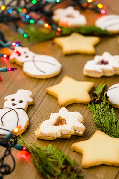 Suiker cookies in vorm van sneeuwpop, sterren en kerstboom — Stockfoto