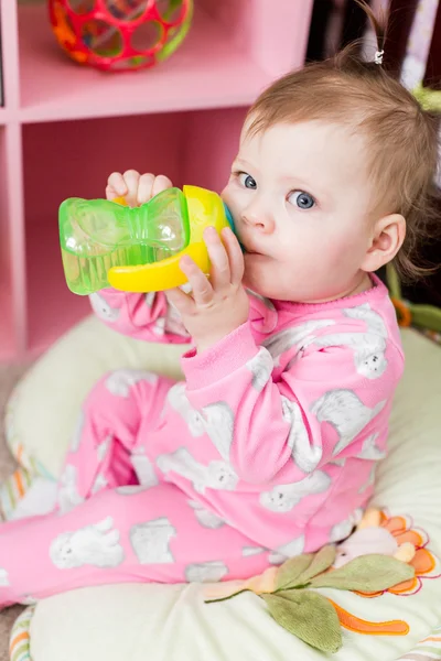 Peuter meisje spelen in haar kamer. — Stockfoto