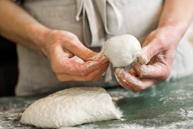 Baker esnaf Maya akşam yemeği rulo hazırlanıyor