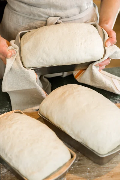 Panadero preparando pan de masa fermentada artesanal — Foto de Stock