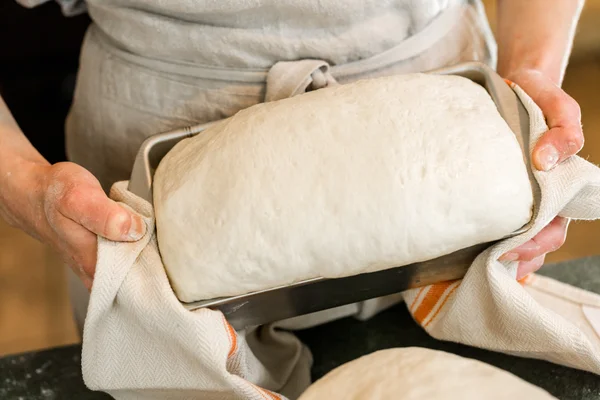 Bäcker bereitet handwerkliches Sauerteigbrot zu — Stockfoto