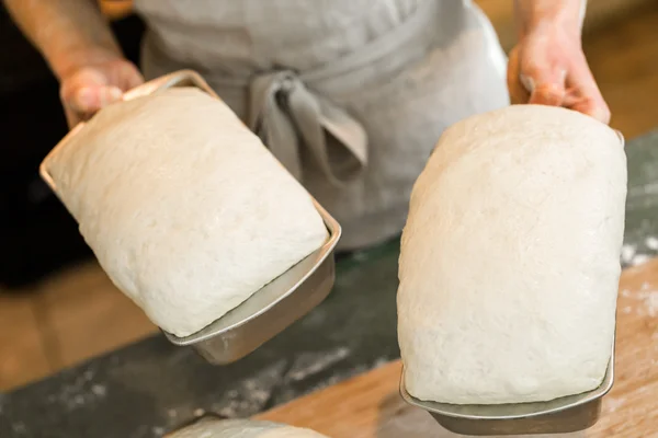 Panadero preparando pan de masa fermentada artesanal — Foto de Stock