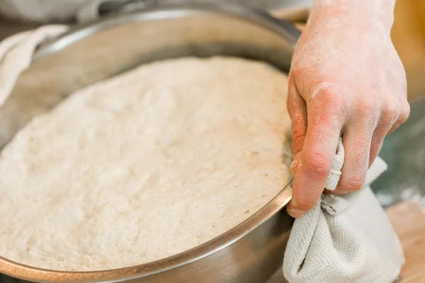 Bäcker bereitet handwerkliches Sauerteigbrot zu — Stockfoto