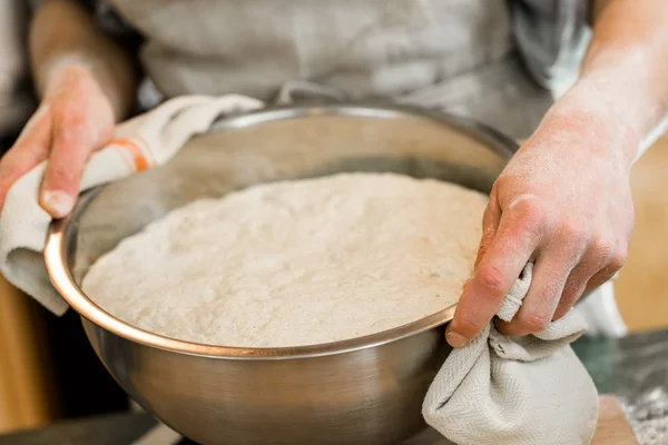 Panadero preparando pan de masa fermentada artesanal — Foto de Stock