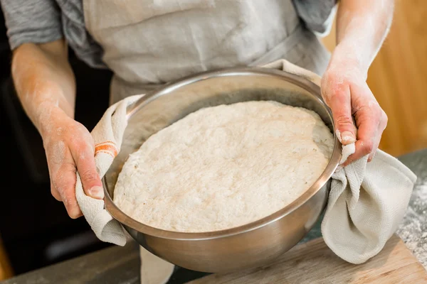 Panadero preparando pan de masa fermentada artesanal —  Fotos de Stock