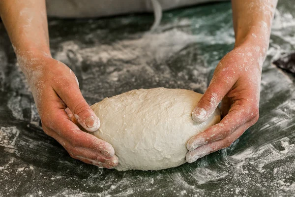 Baker valmistelee käsityöläinen hapantaikina leipää — kuvapankkivalokuva