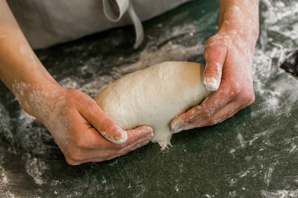 Baker voorbereiden artisan zuurdesem brood — Stockfoto