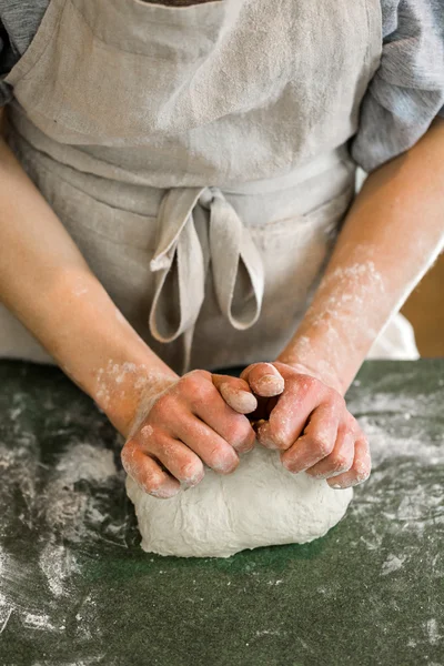 Panadero preparando pan de masa fermentada artesanal — Foto de Stock