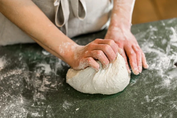 Baker előkészítése kézműves kovász kenyér — Stock Fotó