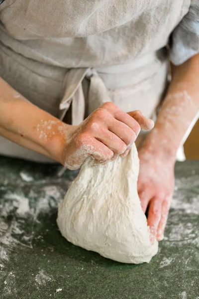 Baker valmistelee käsityöläinen hapantaikina leipää — kuvapankkivalokuva