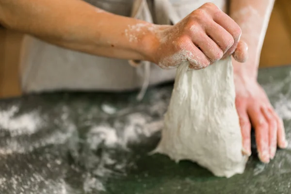 Baker valmistelee käsityöläinen hapantaikina leipää — kuvapankkivalokuva