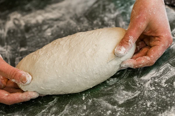 Baker prepară pâine artizanală de aluat — Fotografie, imagine de stoc