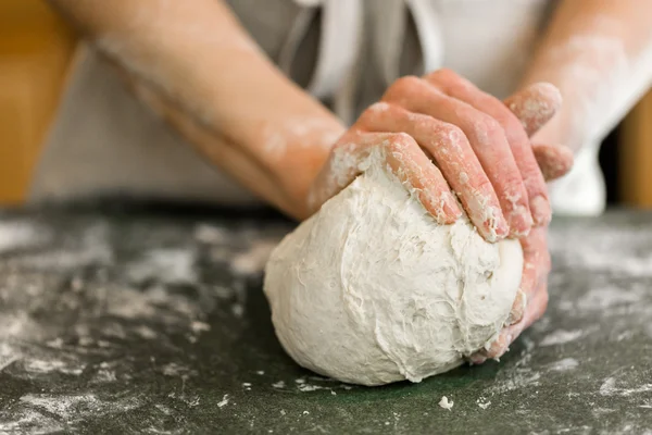 Panadero preparando pan de masa fermentada artesanal — Foto de Stock