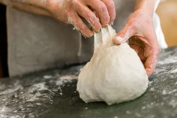 Padeiro preparando pão de massa artesanal — Fotografia de Stock