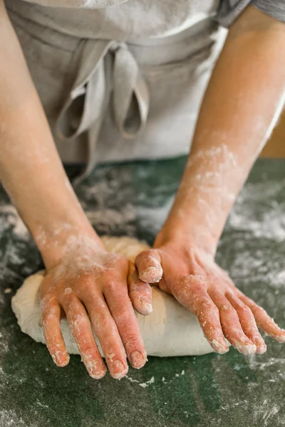 Baker valmistelee käsityöläinen hapantaikina leipää — kuvapankkivalokuva