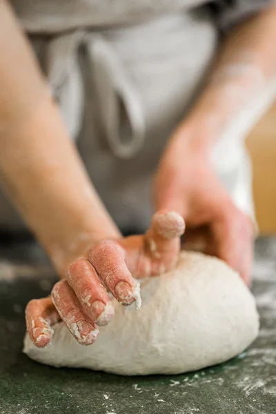 Baker valmistelee käsityöläinen hapantaikina leipää — kuvapankkivalokuva