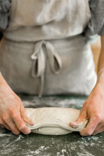 Baker valmistelee käsityöläinen hapantaikina leipää — kuvapankkivalokuva