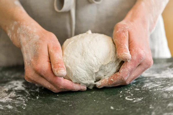 Panadero preparando pan de masa fermentada artesanal — Foto de Stock