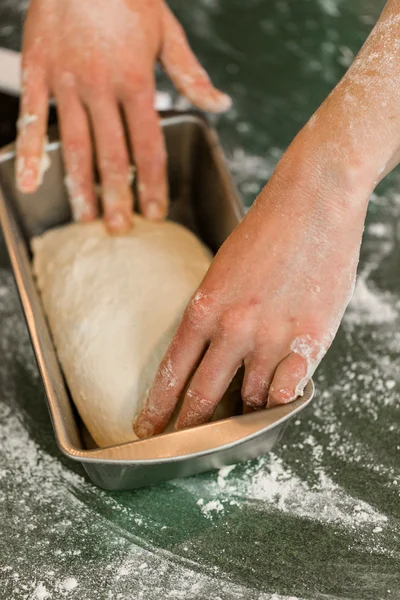 Baker voorbereiden artisan zuurdesem brood — Stockfoto