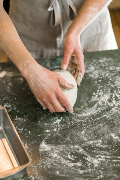Panadero preparando pan de masa fermentada artesanal — Foto de Stock