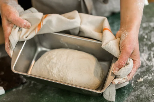 Padeiro preparando pão de massa artesanal — Fotografia de Stock