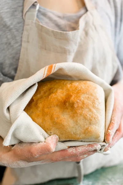 Panadero joven con pan de masa fermentada —  Fotos de Stock