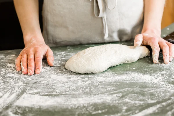 Panadero preparando panecillos de masa fermentada artesanal — Foto de Stock