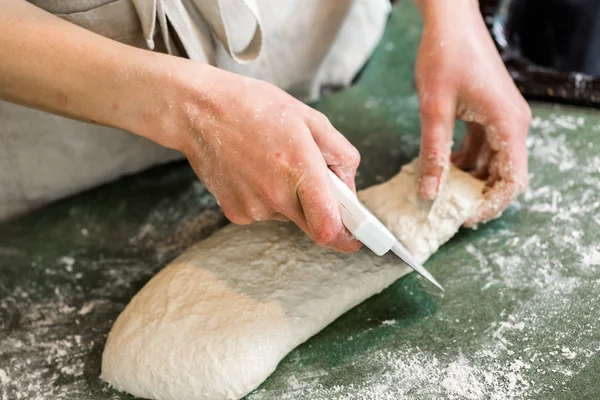 Baker voorbereiding artisan zuurdesem diner rollen — Stockfoto