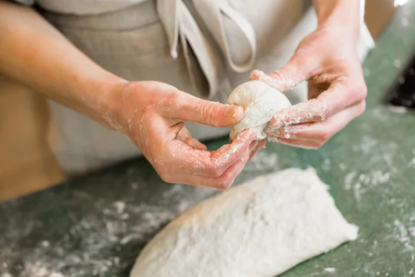 Panadero preparando panecillos de masa fermentada artesanal — Foto de Stock