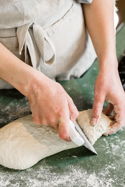 Panadero preparando panecillos de masa fermentada artesanal — Foto de Stock