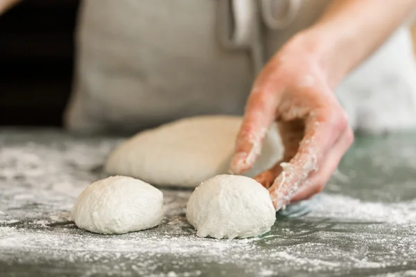 Panadero preparando panecillos de masa fermentada artesanal — Foto de Stock