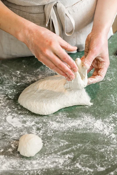 Пекарь готовит ручные булочки из теста — стоковое фото