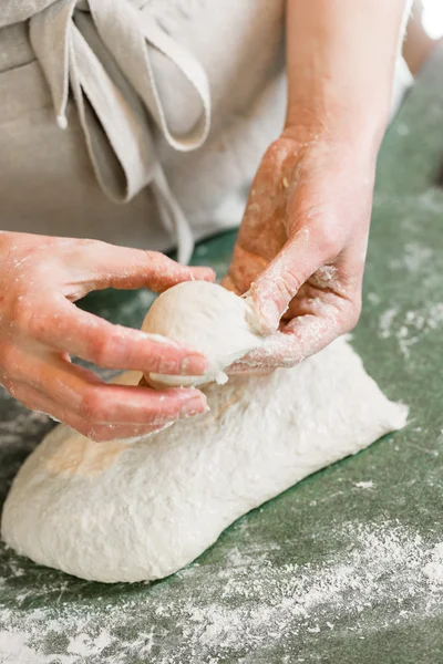 Panadero preparando panecillos de masa fermentada artesanal — Foto de Stock