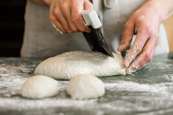 Panadero preparando panecillos de masa fermentada artesanal — Foto de Stock