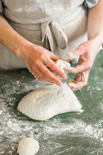 Baker voorbereiding artisan zuurdesem diner rollen — Stockfoto