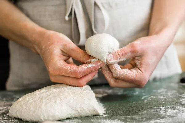 Panadero preparando panecillos de masa fermentada artesanal — Foto de Stock