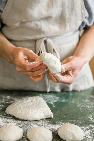 Panadero preparando panecillos de masa fermentada artesanal — Foto de Stock