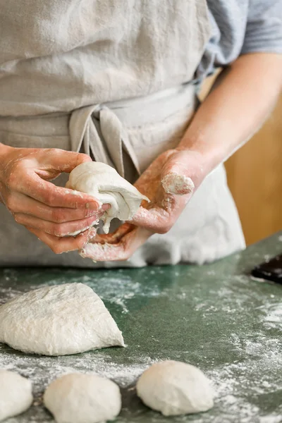 Panadero preparando panecillos de masa fermentada artesanal — Foto de Stock